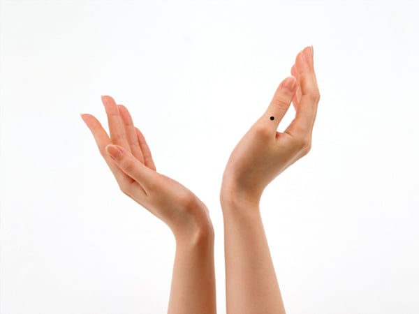 Nốt ruồi ngón tay cái nam, nữ có ý nghĩa gì?