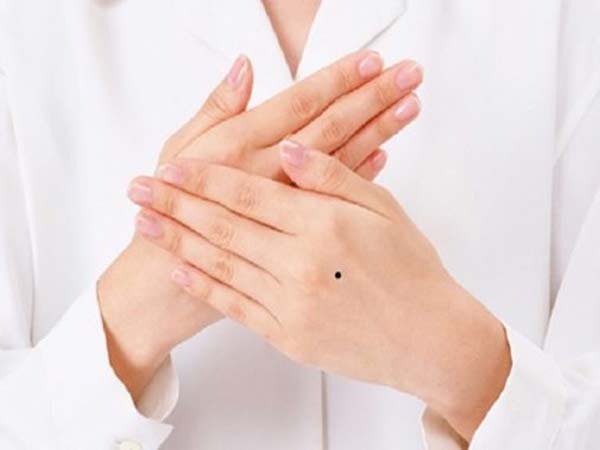 Nốt ruồi ở mu bàn tay có ý nghĩa là?