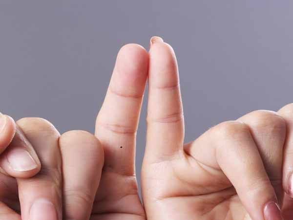 Coi bói nốt ruồi ở ngón tay út bên trái