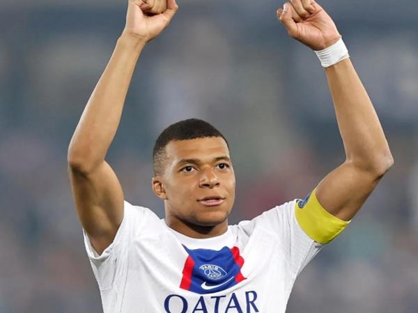 Real Madrid hay MU chờ đợi Mbappe?