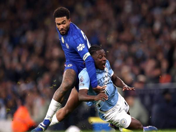 Bóng đá Anh: Man City gặp khó trong cuộc đua vô địch